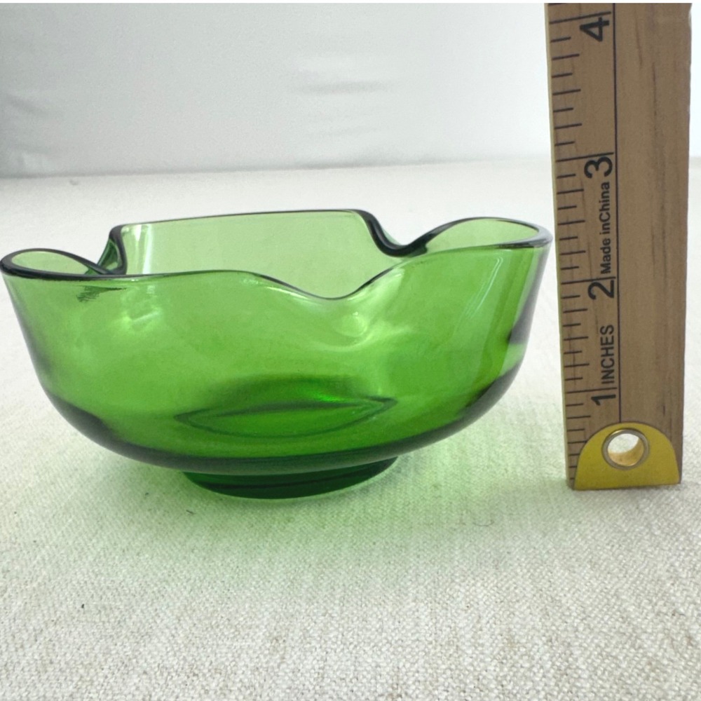 Vintage MCM Emerald Green Art Glass Small Tri-Corner Pinched Rim Bowl 5.25" - Picture 6 of 7